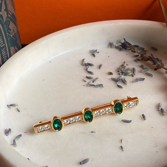 Swarovski S.A.L bar gold tone pin with green and white crystals - Picture 7 of 15